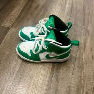 Jordan 1 Mid Sneakers